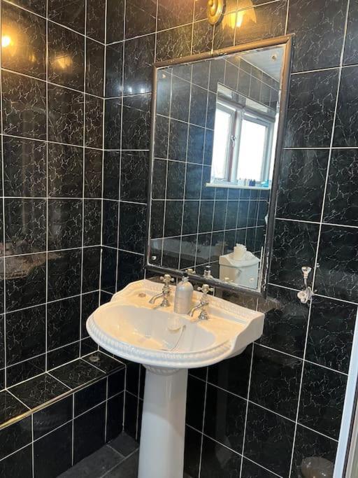 Tudor House - 6 Guests -Off Street Parking -Quiet Location - Secure Garden Віган Екстер'єр фото